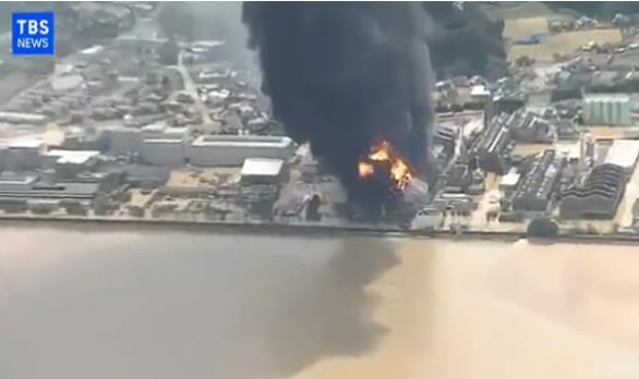 熊本县一工厂在洪灾中起火