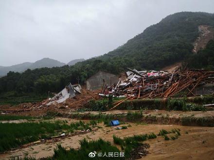 湖北黄梅县大河镇袁山村山体滑坡现场