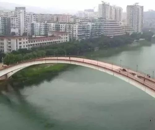 重庆綦江彩虹桥垮塌 过去很久警示还在