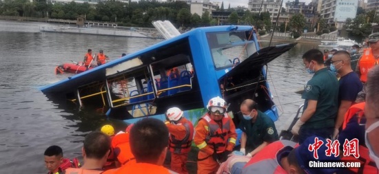 贵州公交坠湖21人死亡