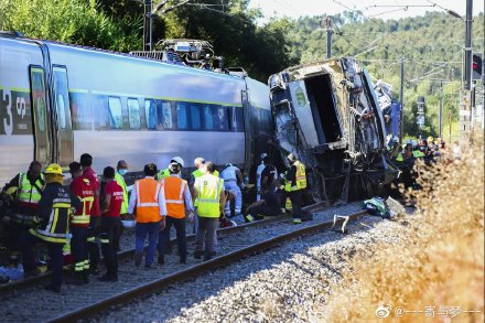 火车相撞事故现场照片