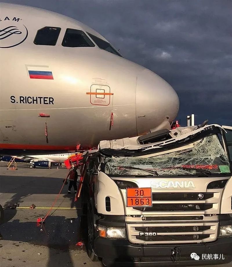俄罗斯一客机与汽车相撞