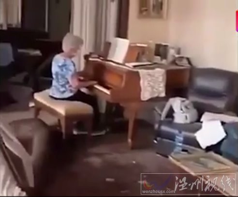 黎巴嫩奶奶在破损房间中弹钢琴