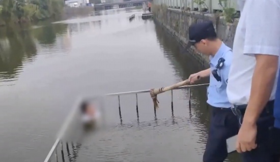 男孩称被姐姐欺负跳河要求道歉