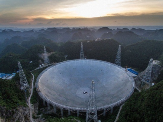 中国天眼球面射电望远镜FAST