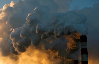 欧洲最大的燃煤发电厂贝尔查托发电厂冒出浓烟