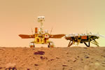 从“祝融”火星车上脱离的相机拍到了在火星表面的祝融号火星车