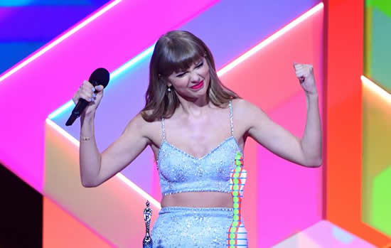 泰勒·斯威夫特 (Taylor Swift) 在2021年全英音乐奖期间在伦敦O2竞技场接受了全球偶像奖