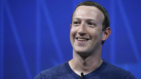 Facebook 创始人兼首席执行官马克·扎克伯格 (Mark Zuckerberg) 在 2018 年的巴黎活动中发表讲话。