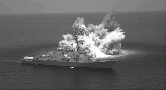 美军航母旁数千磅炸药爆炸 以检测爆炸对航母的影响