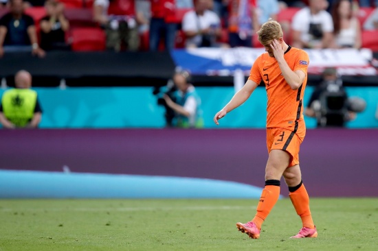 荷兰0-2捷克 德利赫特承认是自己手球吃红牌造成的