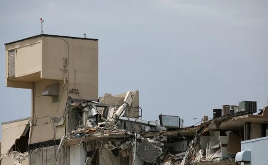 佛罗里达州迈阿密海滩部分倒塌的住宅楼