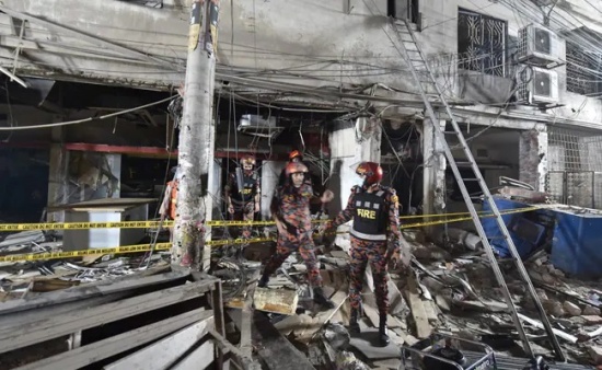 孟加拉国发生疑似瓦斯爆炸事故后，消防员救援人员检查现场