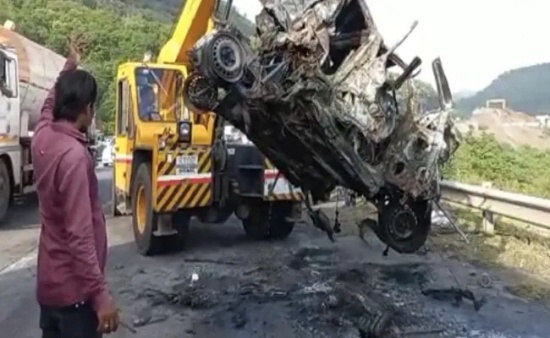 印度孟买车祸 浦那高速公路车祸造成3人死亡