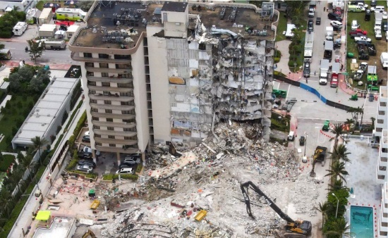 美国倒塌公寓剩余建筑被爆破拆除