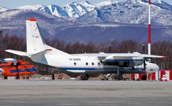 俄罗斯飞机坠毁事故，在堪察加彼得罗巴甫洛夫斯克看到同型号的尾号为 RA-26085 的俄罗斯 An-26 飞机。