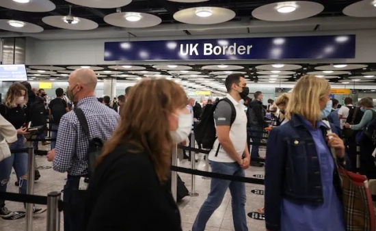 乘客在英国伦敦希思罗机场5号航站楼边境管制处排队