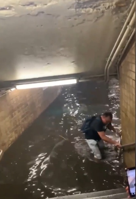 纽约暴雨 洪流猛灌地铁站