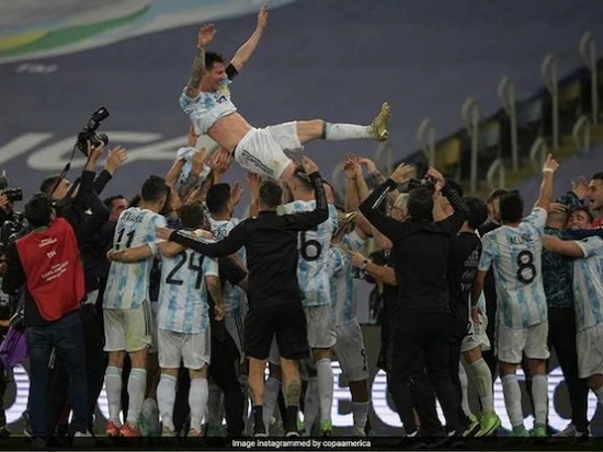 美洲杯夺冠后，队友将梅西抛向空中