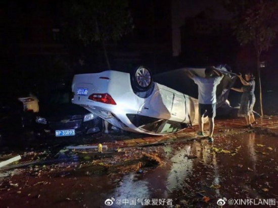 山东莘县现龙卷风 多辆汽车被掀翻