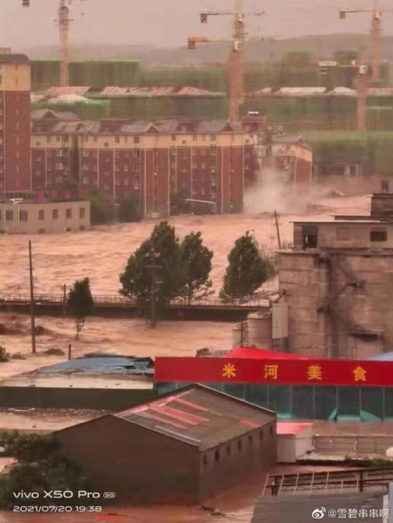 河南巩义洪水致7层住宅楼倒塌