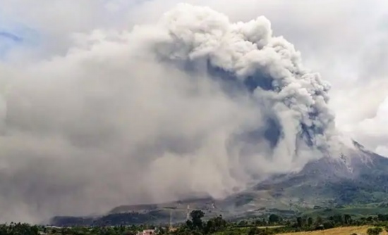 印尼锡纳朋火山喷发