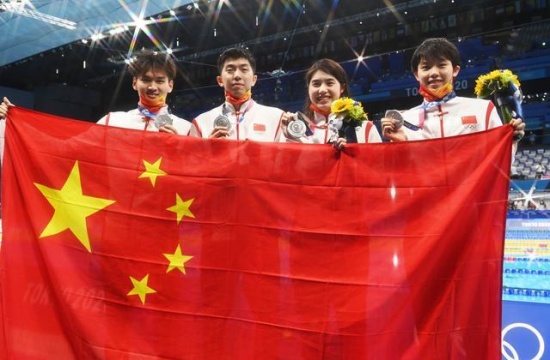 中国队男女混合泳接力摘银