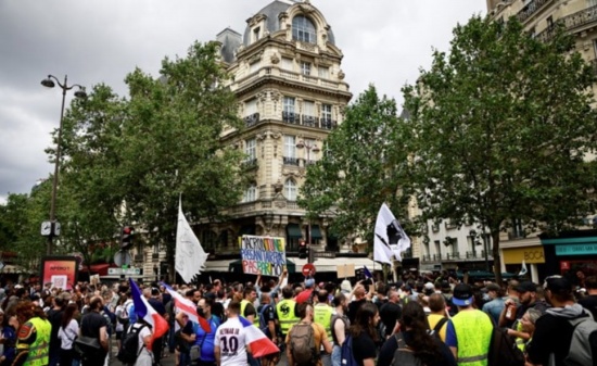 法国数千人抗议COVID-19健康通行证