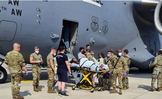 阿富汗妇女美军飞机上生下女婴