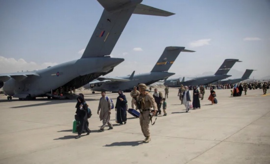 英国武装部队成员继续参与从喀布尔机场撤离