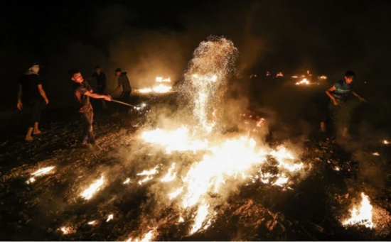 巴勒斯坦人在加沙城以东的加沙地带和以色列之间的边界焚烧轮胎