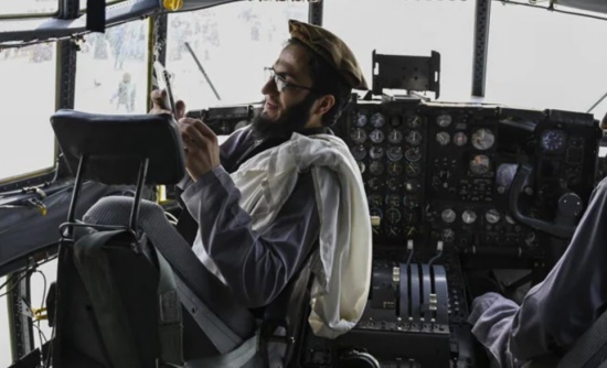 塔利班检查被摧毁的美国直升机