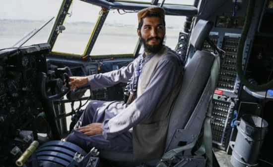 塔利班检查被摧毁的美国直升机