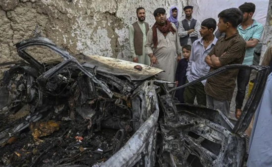 美国无人机袭击满载炸药的汽车摧毁了喀布尔一家