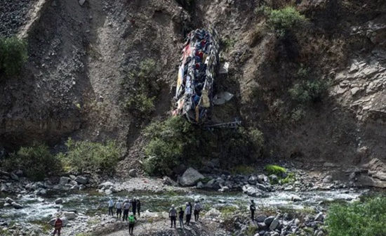 秘鲁巴士坠崖致32人死亡