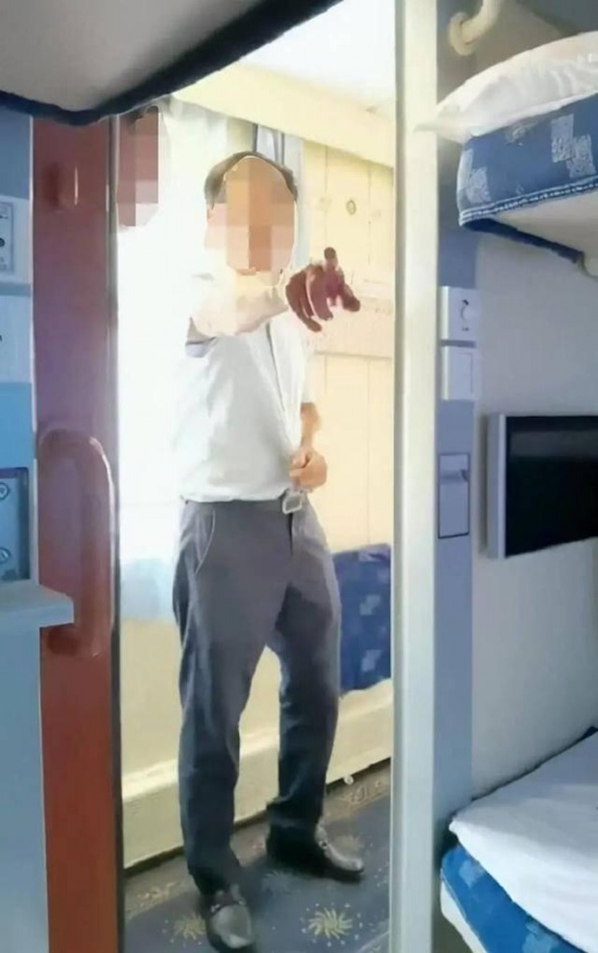 男子火车上骚扰女乘客 警方通报，已拘留。