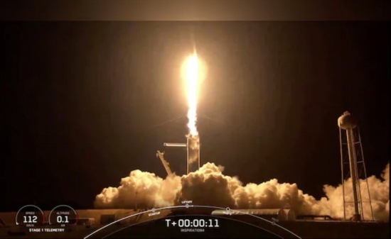 SpaceX将4名平民送入太空