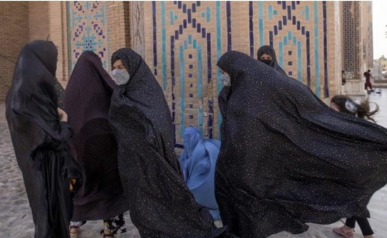 “他们不认为我们是人类”：塔利班统治下的阿富汗妇女