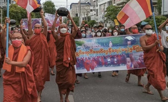 在缅甸，民主派僧侣游行反对军政府