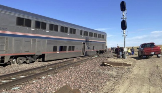 美国火车出轨3人死亡多人受伤