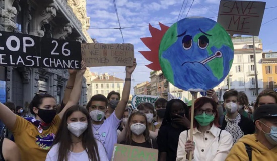 Greta Thunberg在米兰青年峰会上领导气候游行
