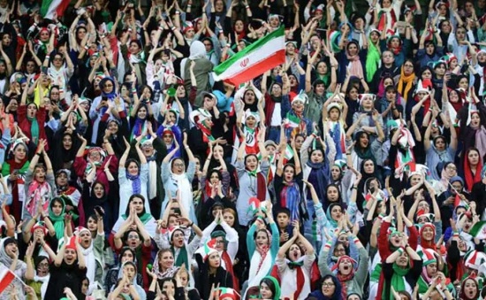 伊朗两年来首次允许女球迷参加足球比赛