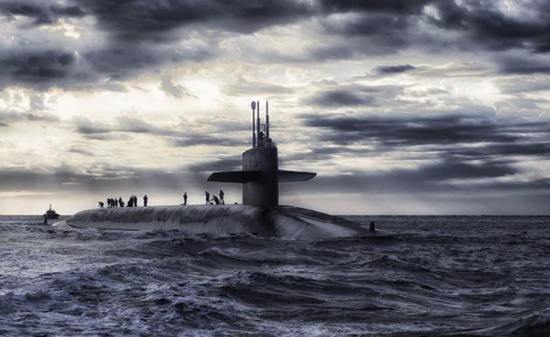 美国核潜艇在南海撞上不明物体受损