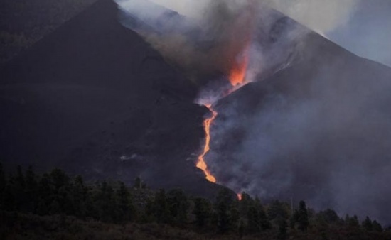 西班牙火山坠落的熔岩块与建筑物一样大