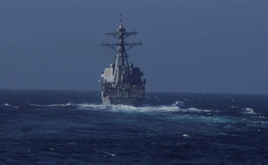 俄罗斯将美国海军驱逐舰赶出俄罗斯领海