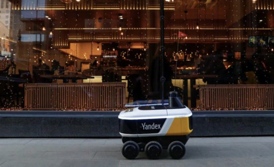 自动驾驶机器人在俄罗斯首都运送包裹