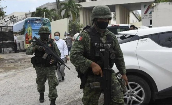 在墨西哥坎昆附近发生枪击事件后，士兵们聚集在 Hyatt Ziva Riviera 酒店外。