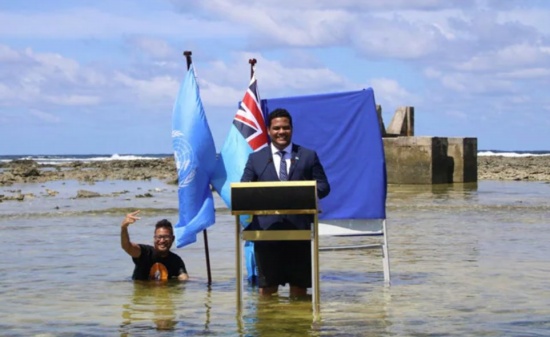 图瓦卢外长站在海水中发表演讲以描述气候变