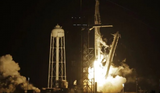 美国宇航局 SpaceX 将4名宇航员送入空间站