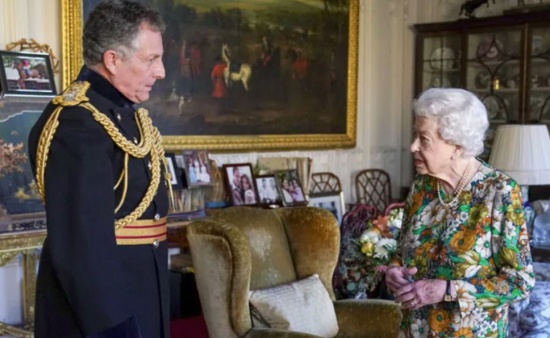 伊丽莎白女王在担心健康问题后亲自举办招待会